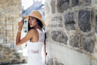 Çekici kadın şapkasıyla poz