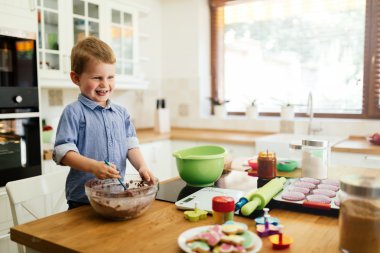 Çok güzel çocuk kurabiye yapma