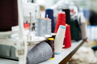 Yün ve iplik biriktiricileri üstünde okul sırası