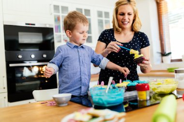 Anne ve çocuk kurabiye hazırlama