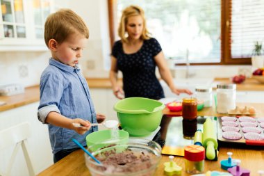 Çocuk annesi fırında çerezleri yardım