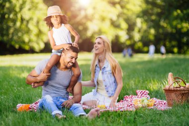 Neşeli aile birlikte vakit