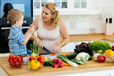 Anne ve çocuk yemek hazırlama