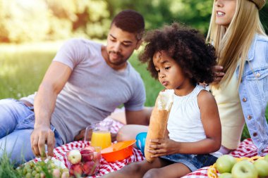Güzel afro çocuk holding baget