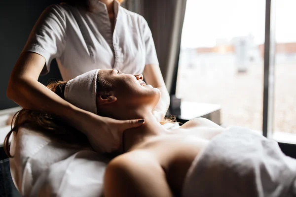 Massage therapist massaging woman — Stock Photo, Image