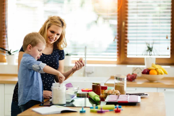 Child helping mother bake cookies — Stock Photo, Image
