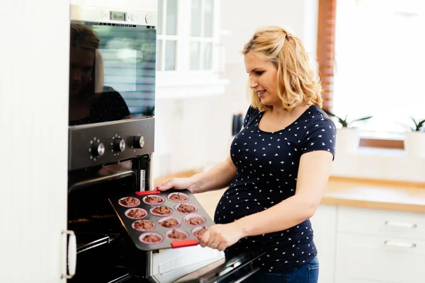 Жінка на кухні готує печиво — стокове фото