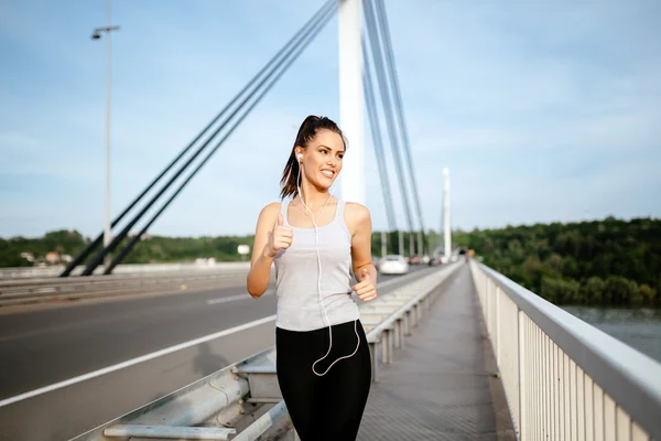 Mulher bonita correndo na ponte — Fotografia de Stock