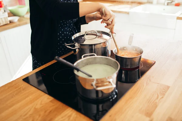 Mulher fazendo almoço na cozinha — Fotografia de Stock