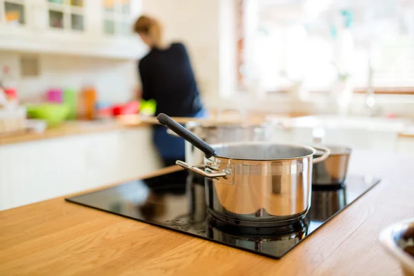 Ama de casa haciendo el almuerzo en la cocina —  Fotos de Stock