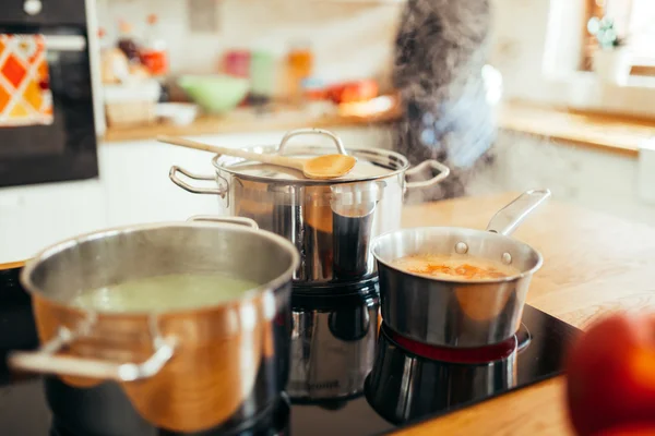 Dona de casa fazendo almoço na cozinha — Fotografia de Stock