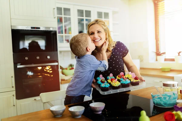 Niño inteligente ayudando a mamá en la cocina — Foto de Stock