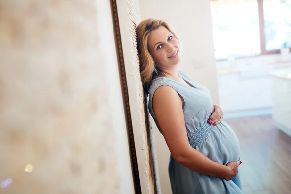 Schöne blonde schwangere Frau — Stockfoto