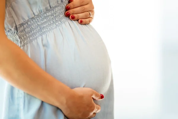 Mujer embarazada hermosa — Foto de Stock