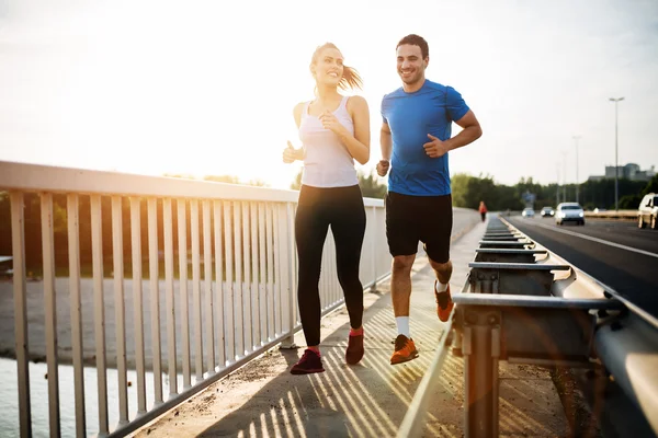 Güzel çift köprü üzerinde çalışan