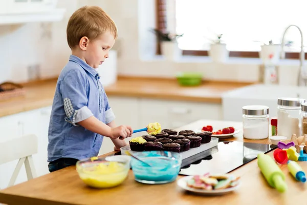 Adorable enfant faisant des cookies — Photo