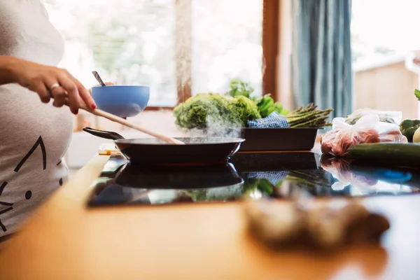 Petit déjeuner préparé dans une casserole — Photo