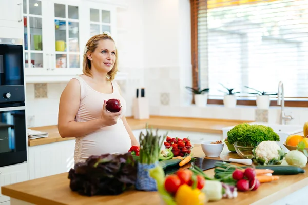 Gravid kvinna friska äter grönsaker — Stockfoto