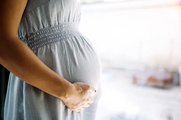 Gravid kvinna som håller magen — Stockfoto