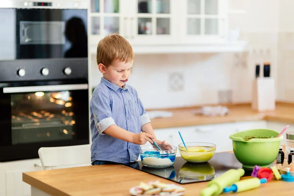 Enfant mignon apprendre à devenir un chef — Photo