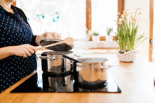 Meal being made in kitchen — Stock Photo, Image