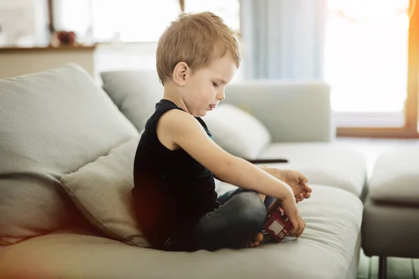 Hermoso niño jugando con su juguete —  Fotos de Stock