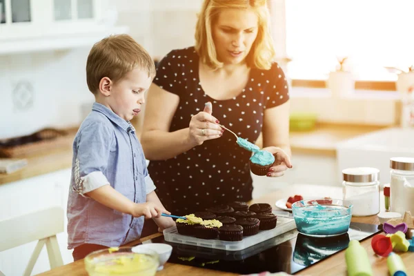Glückliche Mutter und Kind in der Küche — Stockfoto