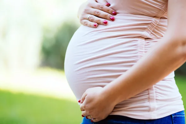 Mujer embarazada hermosa — Foto de Stock