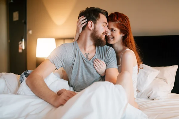 Casal feliz na cama mostrando emoções — Fotografia de Stock