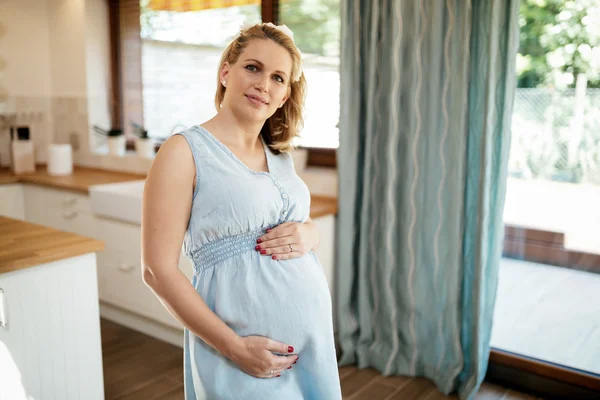 Zwanger vrouw houden haar buik — Stockfoto