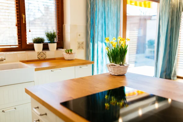 Flowers on kitchen counter — Stock Photo, Image