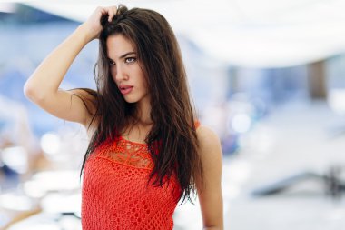 Güzel esmer kadın.