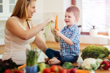 Anne ve çocuk yemek hazırlama