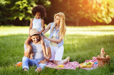 Neşeli mutlu aile piknik