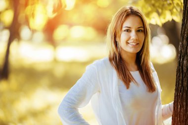 Güzel esmer kadın.