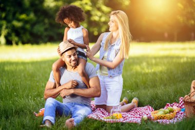 Neşeli aile birlikte vakit