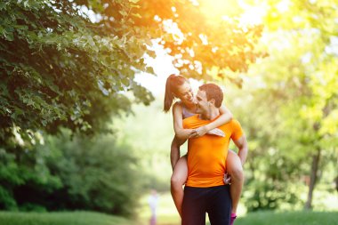 Adam taşıyan kız Paketle