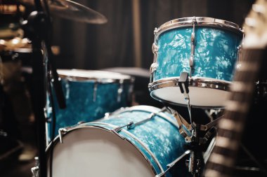 Gitar davul ve stüdyo ekipmanları