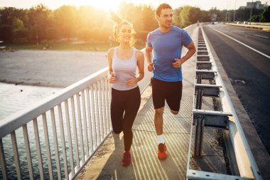 Güzel çift köprü üzerinde çalışan