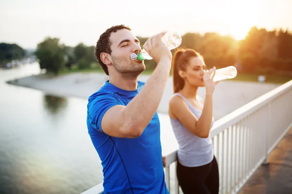 Couple staying hydrated — Stock Photo, Image