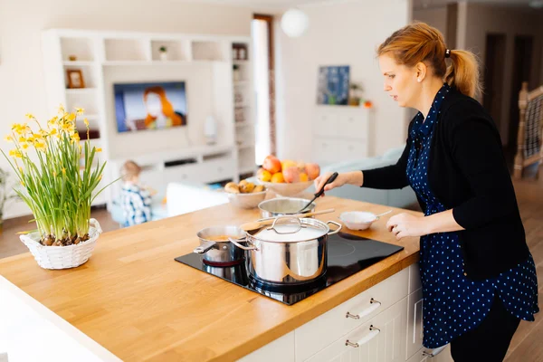 Mujer haciendo el almuerzo en la cocina —  Fotos de Stock