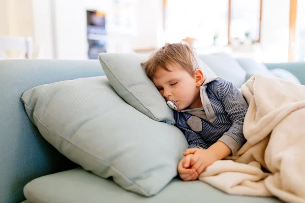 Lindo chico durmiendo en el sofá — Foto de Stock