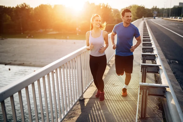 Actieve paar joggen — Stockfoto