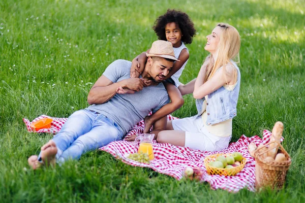 Famille joyeuse passer du temps ensemble — Photo