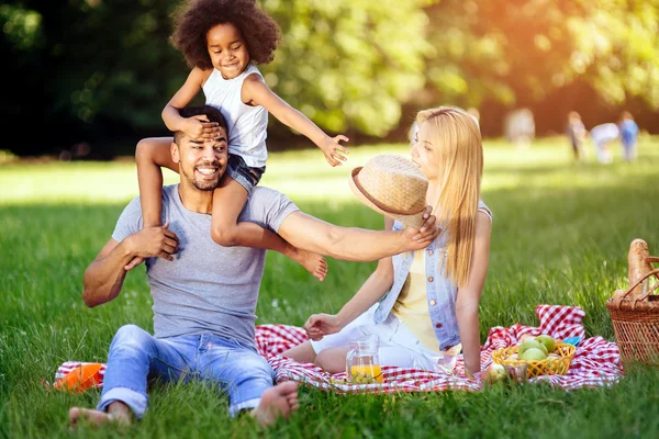 Glada lyckliga familj picknick — Stockfoto