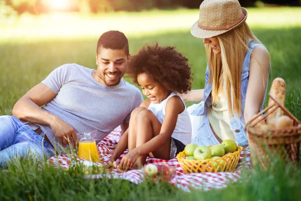 Alegre familia pasar tiempo juntos —  Fotos de Stock