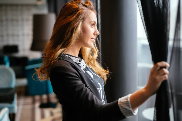 Pensive Businesswoman Patrząc przez okno — Zdjęcie stockowe