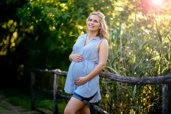 Schöne schwangere Frau in der Natur — Stockfoto