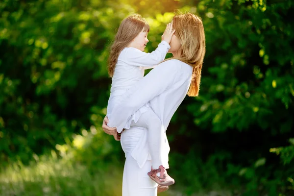 Bebê com síndrome de down brincando com a irmã — Fotografia de Stock