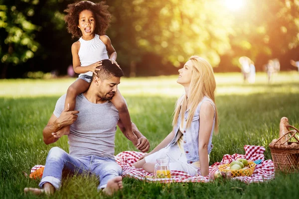 Vrolijke happy familie picknicken — Stockfoto